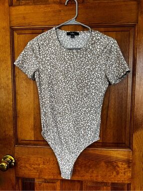 Lulu's Taupe and White Leopard-Print Short Sleeve Bodysuit